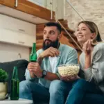 familia em casa assistindo