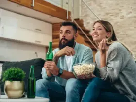 familia em casa assistindo