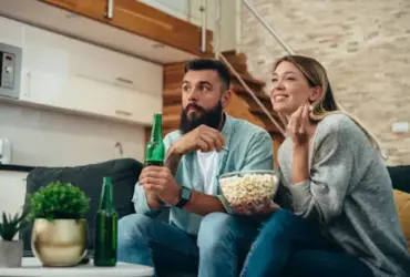 familia em casa assistindo